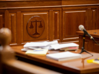 Суд в Москве приговорил к 2 и 2,5 года колонии охранников, избивших корреспондента «Коммерсанта»
