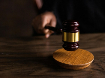 Суд признал десять человек виновными в онлайн-травле Брижит Макрон